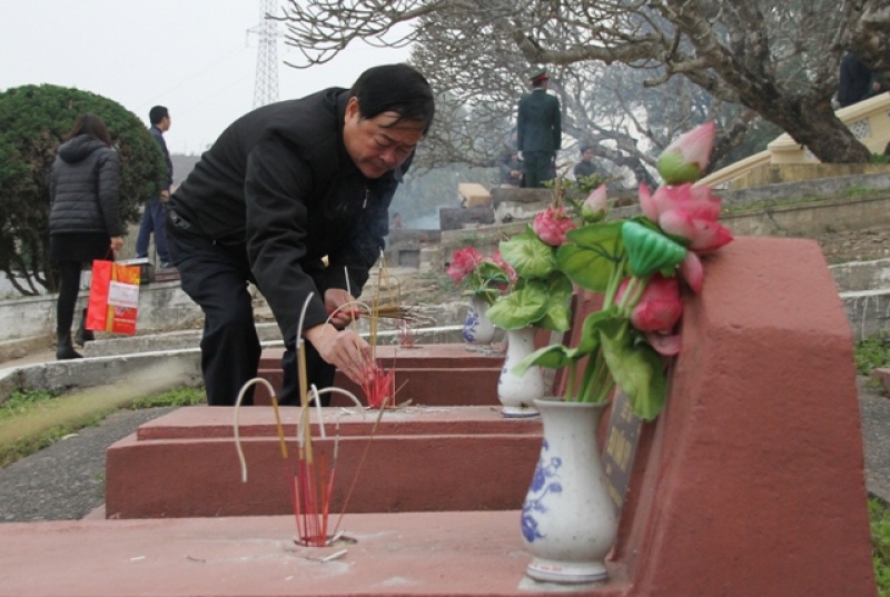 dang huong dat vong hoa tuong nho cac anh hung liet si