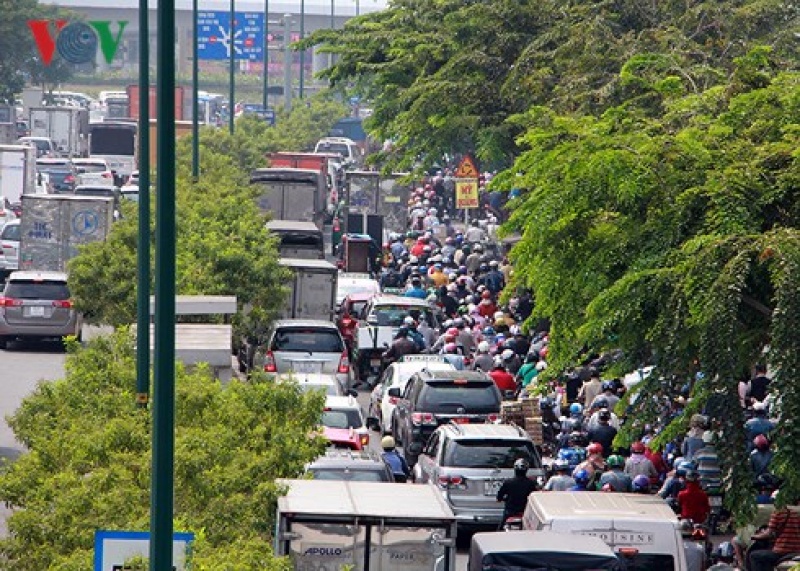 Tiếp tục kẹt xe kéo dài ở khu vực sân bay Tân Sơn Nhất