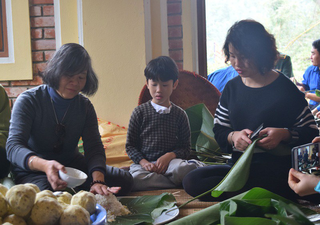 gia dinh dai tuong vo nguyen giap goi banh chung ben mo nguoi