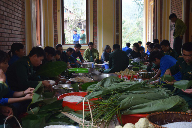 gia dinh dai tuong vo nguyen giap goi banh chung ben mo nguoi