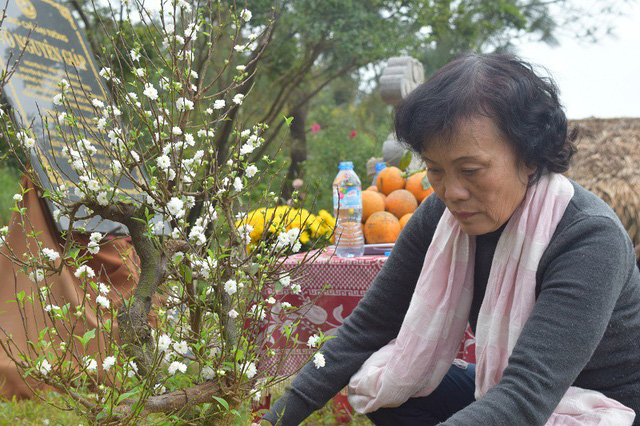 gia dinh dai tuong vo nguyen giap goi banh chung ben mo nguoi