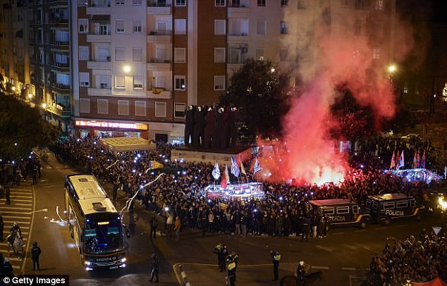 xe bus cho cau thu barcelona bi tan cong bang gach da