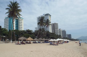 Nha Trang: Chấn chỉnh đặt dù bãi biển “choán” lối đi của cộng đồng