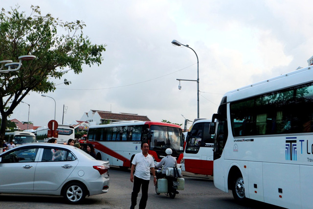 Hội An “nghẹt thở” vì xe và khách du lịch