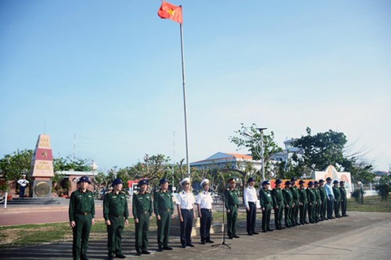 doan cong tac cua bo quoc phong kiem tra tham tang qua tai huyen dao truong sa va nha gian dk1