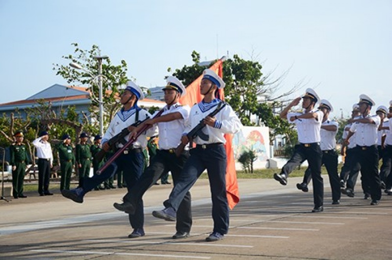 doan cong tac cua bo quoc phong kiem tra tham tang qua tai huyen dao truong sa va nha gian dk1