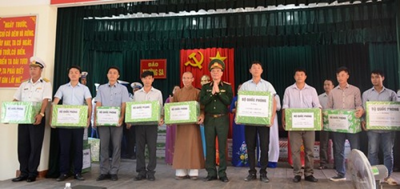 doan cong tac cua bo quoc phong kiem tra tham tang qua tai huyen dao truong sa va nha gian dk1