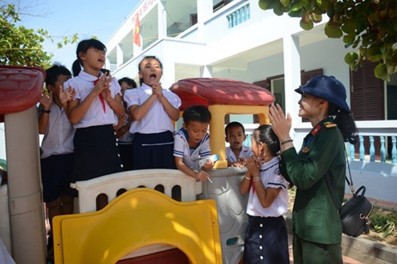 doan cong tac cua bo quoc phong kiem tra tham tang qua tai huyen dao truong sa va nha gian dk1