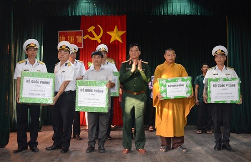 doan cong tac cua bo quoc phong kiem tra tham tang qua tai huyen dao truong sa va nha gian dk1