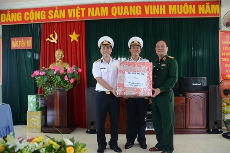 doan cong tac cua bo quoc phong kiem tra tham tang qua tai huyen dao truong sa va nha gian dk1