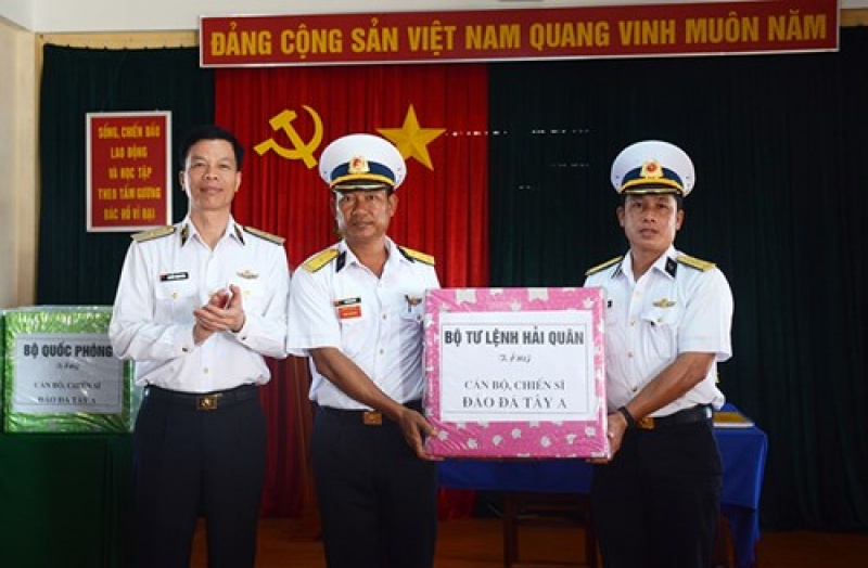 doan cong tac cua bo quoc phong kiem tra tham tang qua tai huyen dao truong sa va nha gian dk1