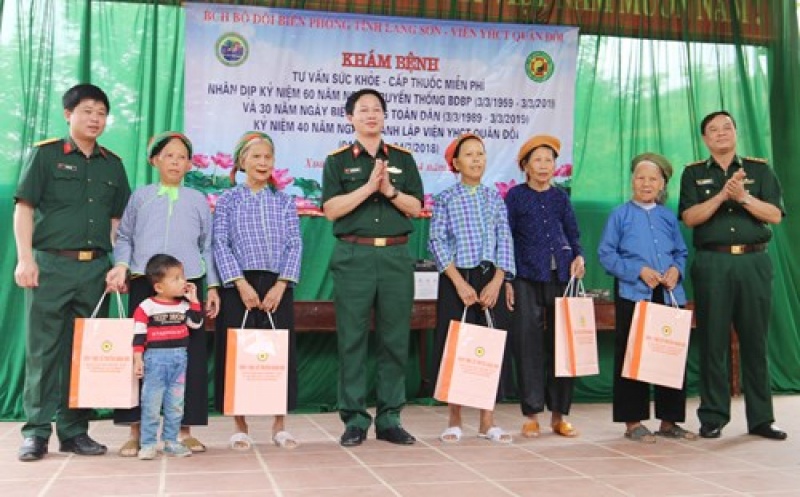 Khám bệnh, cấp thuốc miễn phí cho đồng bào vùng biên giới kham benh cap thuoc mien phi cho dong bao vung bien gioi