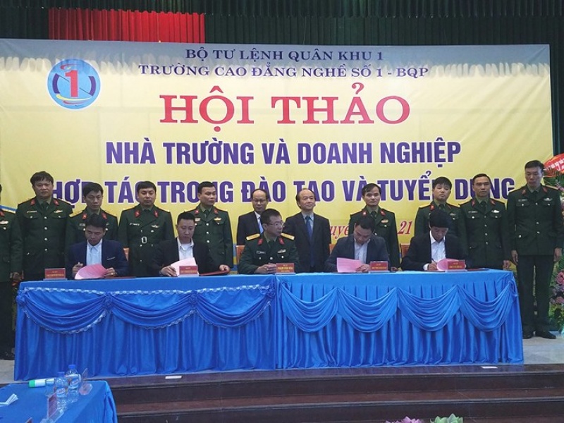 hoi thao nha truong va doanh nghiep hop tac trong dao tao tuyen dung