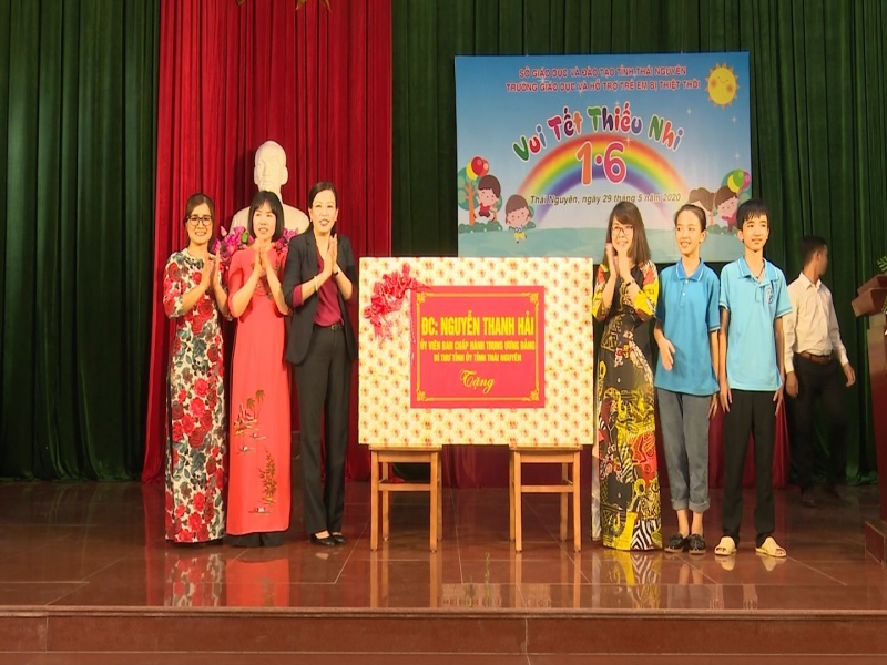 Bí thư Tỉnh ủy Thái Nguyên thăm và tặng quà nhân ngày Quốc tế thiếu nhi