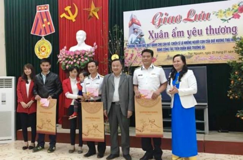 giao luu voi nhung nguoi con thai nguyen dang cong tac tai quan dao truong sa