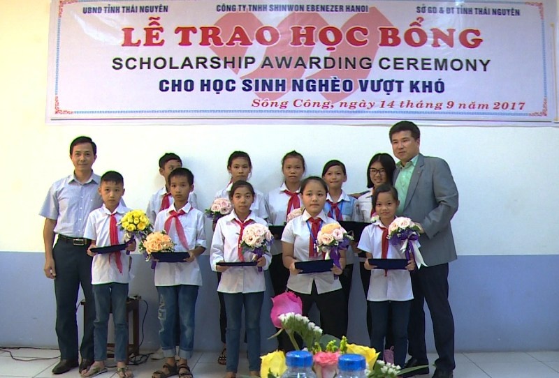 Trao học bổng cho học sinh nghèo vượt khó