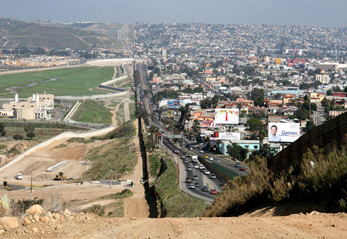 mexico tuyen bo khong tra tien xay buc tuong bien gioi voi my