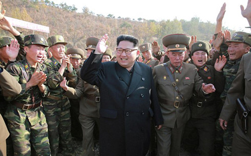 ong kim jong un thi sat cuoc tap tran ban dan that