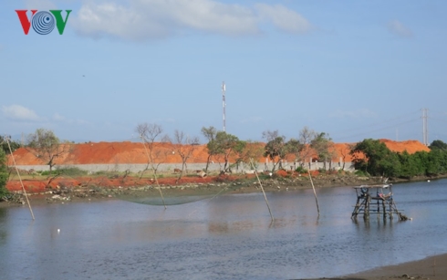 nguoi dan binh thuan nom nop lo so khoi cat boi nen cao nhu nui