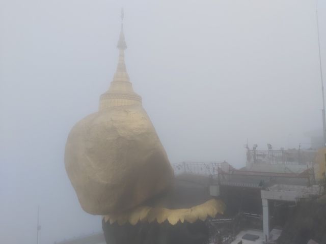 bi an ngoi chua thieng tren tang da dat vang pha vo moi nguyen tac trong luc o myanmar