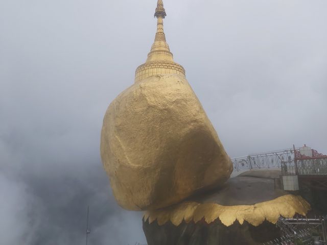 bi an ngoi chua thieng tren tang da dat vang pha vo moi nguyen tac trong luc o myanmar