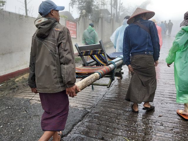 bi an ngoi chua thieng tren tang da dat vang pha vo moi nguyen tac trong luc o myanmar