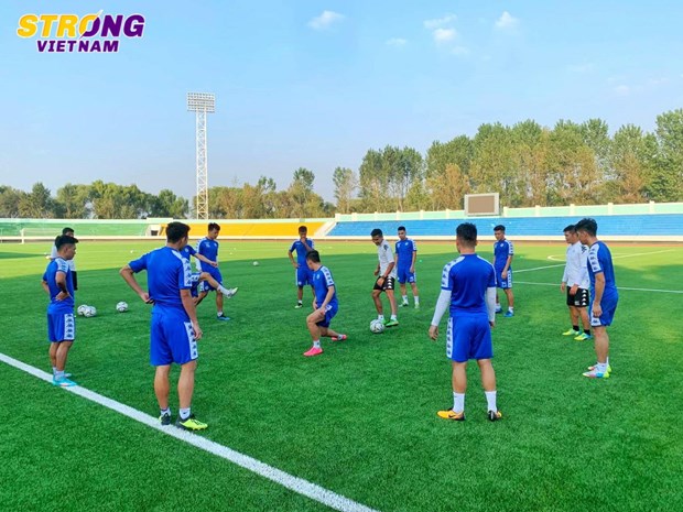 ha noi fc luyen cong san sang cho tran dau lich su voi april 25