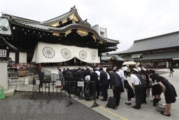 mot bo truong nhat ban vieng den yasukuni dip le hoi mua thu