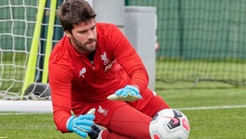 Alisson tập luyện trở lại, chuẩn bị quyết chiến Manchester United