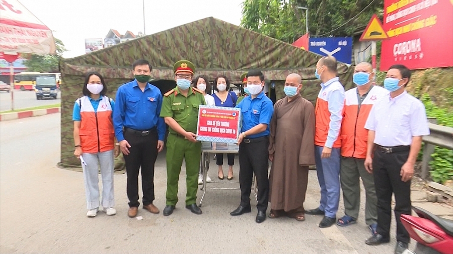 Thăm, tặng quà các chốt kiểm soát dịch bệnh COVID-19