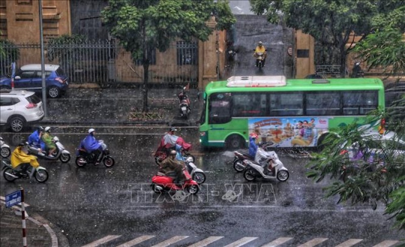 Vịnh Bắc Bộ có mưa rào và dông, đề phòng lốc xoáy, gió giật mạnh