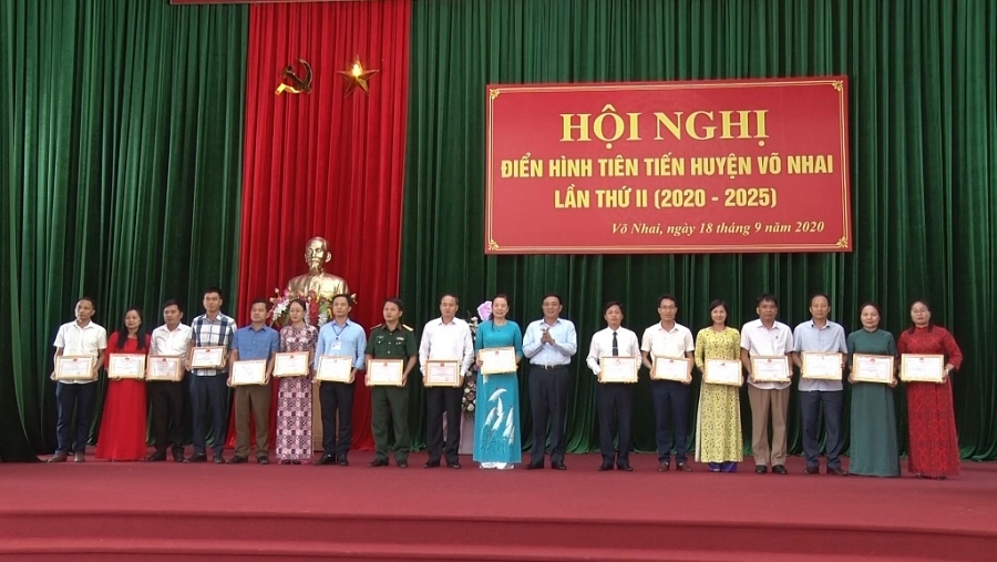 undefined Biểu dương điển hình tiên tiến lần thứ II