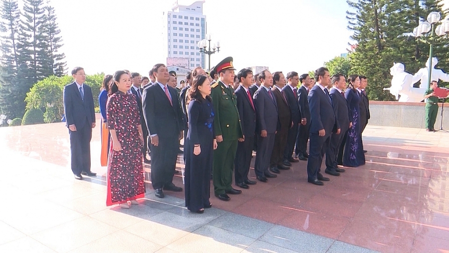 Đoàn đại biểu dự Đại hội Đảng bộ tỉnh lần thứ XX dâng hương tưởng niệm các anh hùng liệt sĩ Đoàn đại biểu dự Đại hội Đảng bộ tỉnh lần thứ XX dâng hương tưởng niệm các anh hùng liệt sĩ