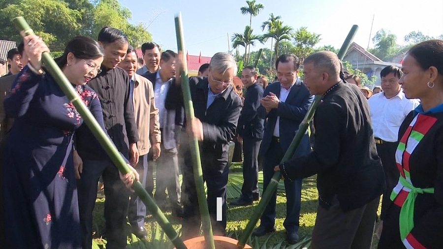 Đồng chí Trần Quốc Vượng - Thường trực Ban Bí thư dự Ngày hội đại đoàn kết tại huyện Định Hóa
