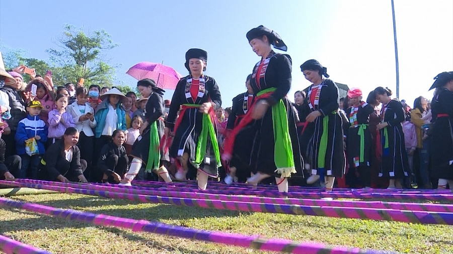 Đồng chí Trần Quốc Vượng - Thường trực Ban Bí thư dự Ngày hội đại đoàn kết tại huyện Định Hóa