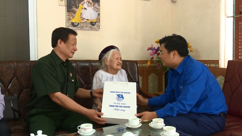 Thăm và tặng quà các gia đình chính sách, người có công