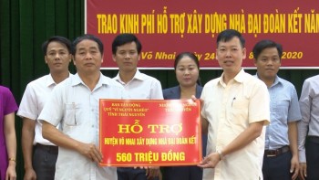 Trao kinh phí hỗ trợ xây dựng nhà đại đoàn kết