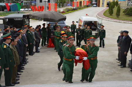 bac kan don nhan hai cot liet sy hy sinh tai lao