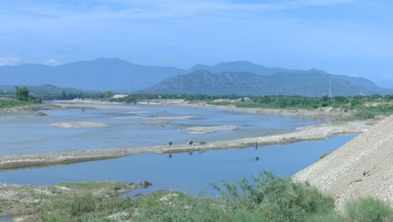 ninh thuan gia tang tinh trang khai thac cat trai phep tren song dinh