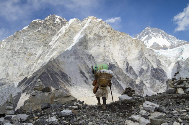 nepal cam du khach leo nui mot minh len dinh everest