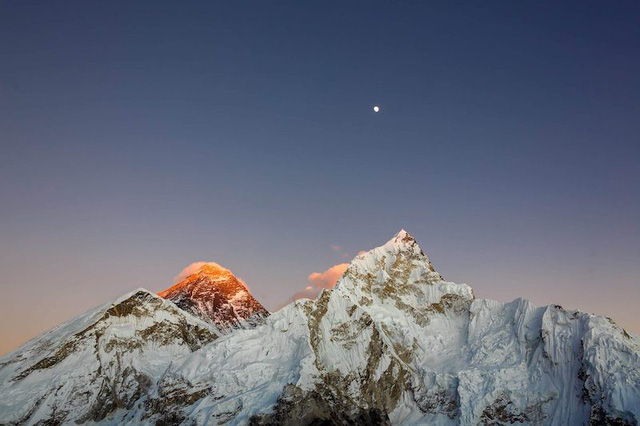 nepal cam du khach leo nui mot minh len dinh everest