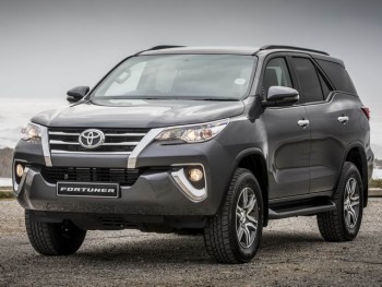 Doanh số Toyota Fortuner tụt dốc chóng vánh