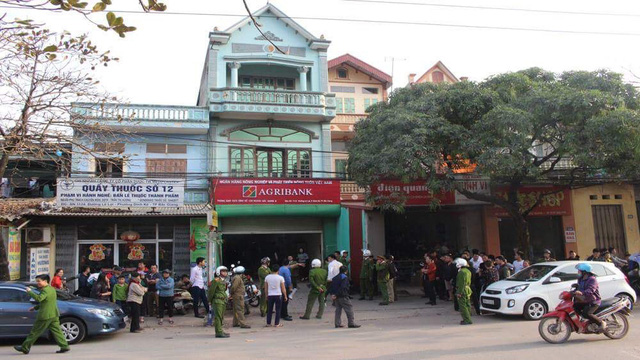 bat duoc nghi pham dung bom va sung gia cuop ngan hang giua ban ngay