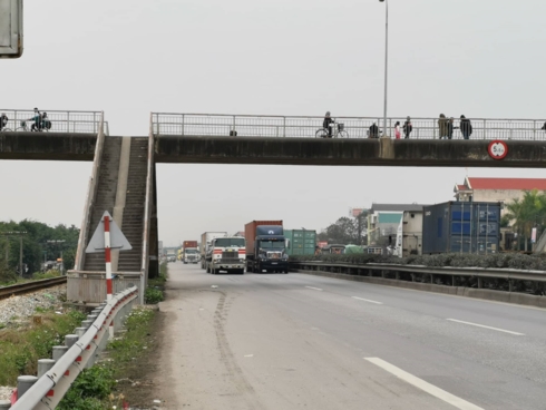 tai nan tham khoc o hai duong cau vuot thiet ke kieu bay nguoi di bo