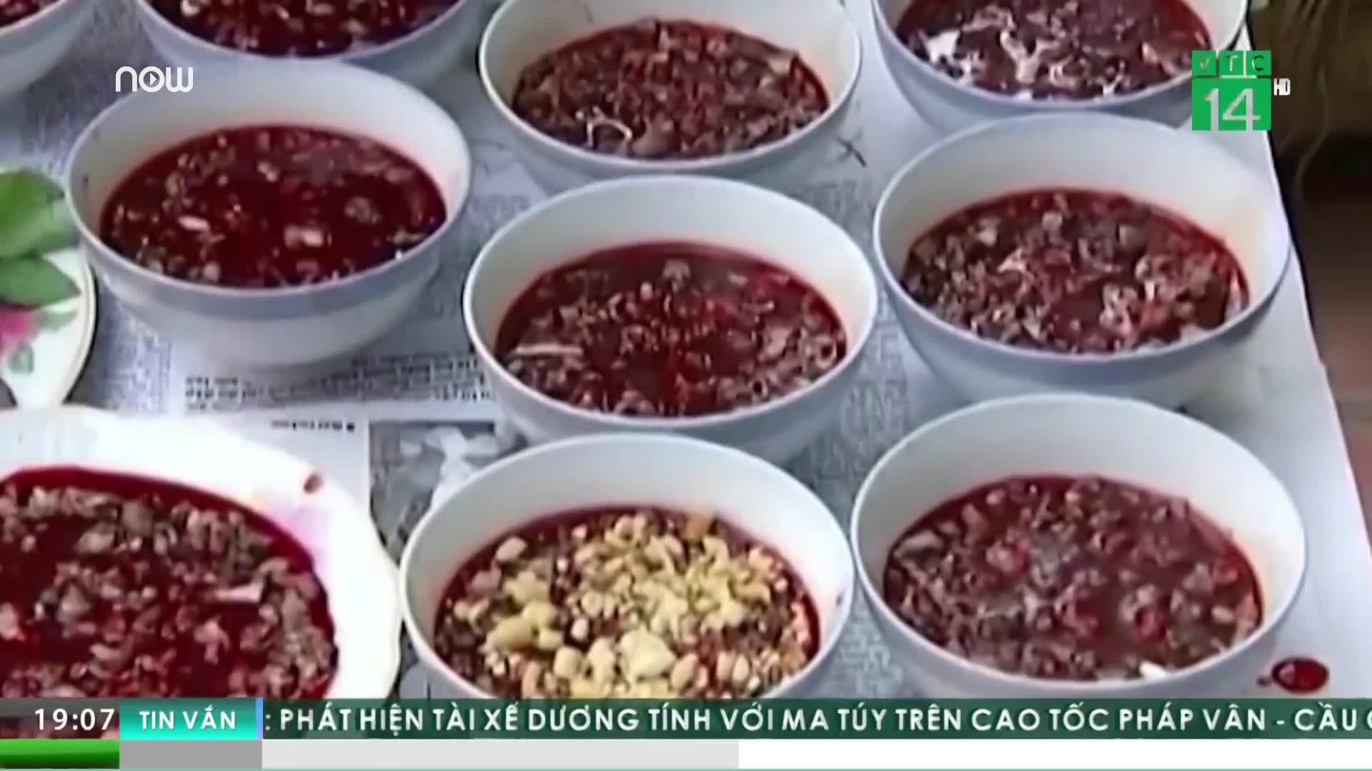 Ăn tiết canh cuối năm lấy vận đỏ, một người chết