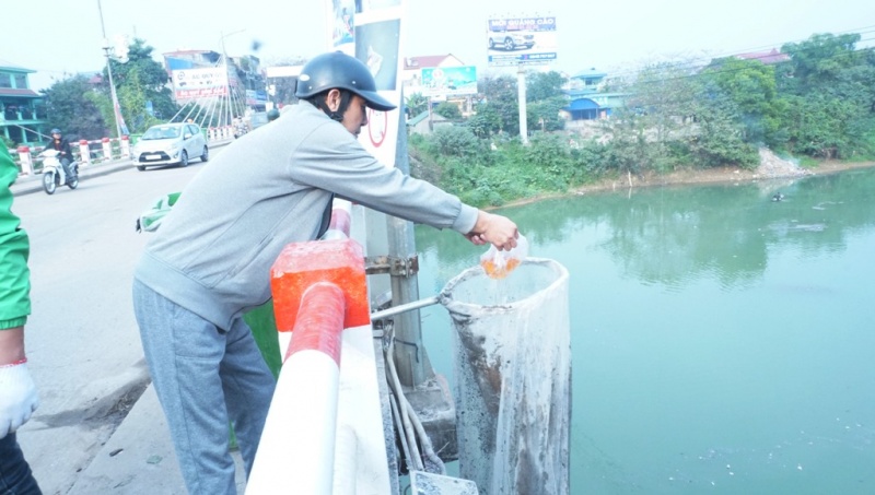 Người dân Thái Nguyên thả cá chép tiễn ông Công ông Táo về trời