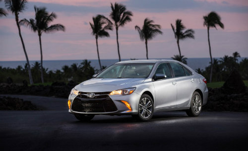 Toyota công bố Camry 2017 nhiều tính năng, giá không đổi