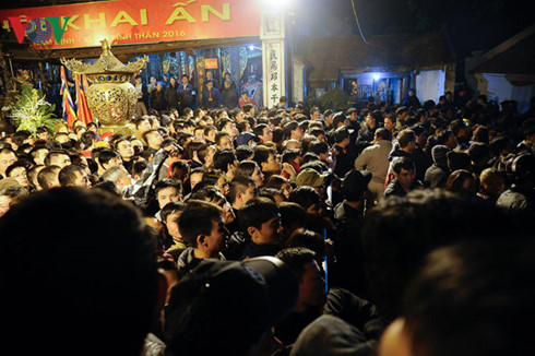 Nhà nghiên cứu Nguyễn Hùng Vỹ: Nên bãi bỏ việc khai ấn, phát lộc