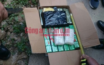 Cặp vợ chồng mang con 8 tháng tuổi đi vận chuyển 10 bánh heroin