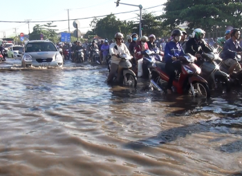 Triều cường dâng bất thường, cửa ngõ phía Tây Sài Gòn tê liệt